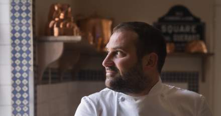 Hugo Souchet évolue au sein de l’univers prestigieux des Prés d’Eugénie, maison emblématique fondée par Michel Guérard. Dans cet environnement d’excellence, il affine une cuisine délicate, précise et fidèle à l’héritage de la grande gastronomie française.<br />
Formé dans une maison où le raffinement se conjugue à l’élégance du geste, il incarne une nouvelle génération de chefs attachés à la transmission, à la rigueur et à la subtilité. Son parcours témoigne d’une sensibilité culinaire nourrie par l’exigence et le respect des grandes traditions.