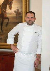 Hugo Souchet évolue au sein de l’univers prestigieux des Prés d’Eugénie, maison emblématique fondée par Michel Guérard. Dans cet environnement d’excellence, il affine une cuisine délicate, précise et fidèle à l’héritage de la grande gastronomie française.<br />
Formé dans une maison où le raffinement se conjugue à l’élégance du geste, il incarne une nouvelle génération de chefs attachés à la transmission, à la rigueur et à la subtilité. Son parcours témoigne d’une sensibilité culinaire nourrie par l’exigence et le respect des grandes traditions.