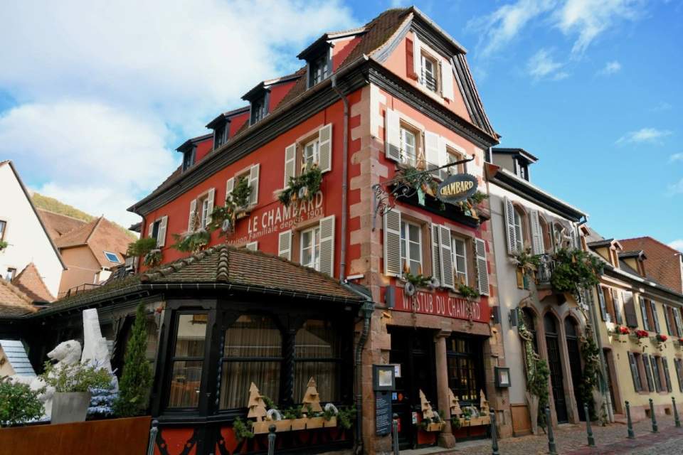 Salle de restaurant la Winstub Le Chambard Hôtel Restaurant &amp; Spa à Kaysersberg, en Alsace